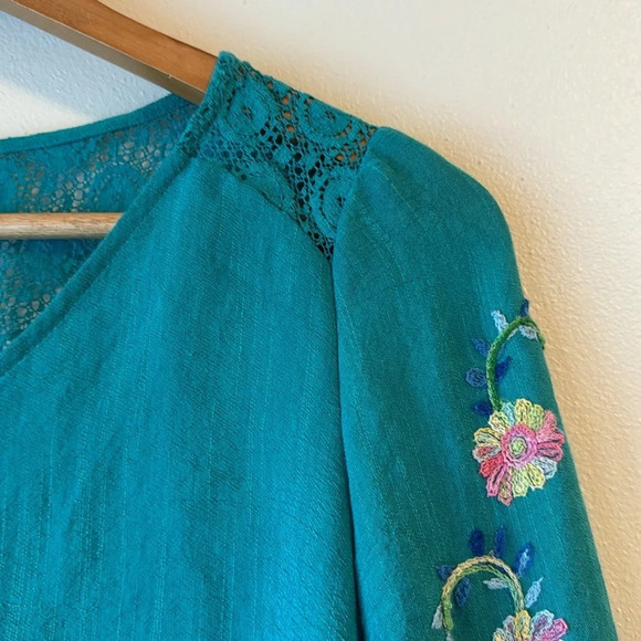 Fig and Flower Embroidered Sleeve Turquoise Flowy Rayon VNeck Lightweight Sz PS - Picture 4 of 15